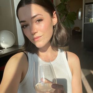 Meet your Posher, Caitlin